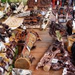 Ukiran yang dipamerkan sekaligus dilelang masyarakat Asmat – Surya Papua/Yulianus Bwariat