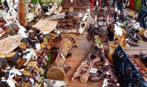 Ukiran yang dipamerkan sekaligus dilelang masyarakat Asmat – Surya Papua/Yulianus Bwariat
