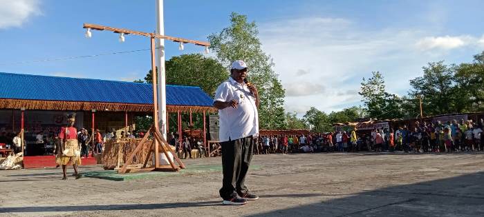  Bupati Asmat, Elysa Kambu sedang berikan sambutan – Surya Papua/Yulianus Bwariat