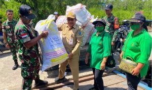 Bantuan pakaian layak pakai kepada korban kebakaran di Agatz, Kabupaten Asmat – Surya Papua/IST