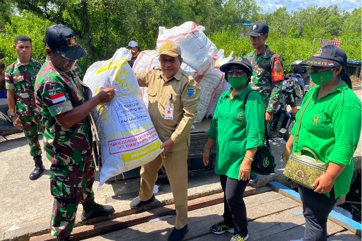 Bantuan pakaian layak pakai kepada korban kebakaran di Agatz, Kabupaten Asmat – Surya Papua/IST