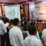 Ketua Bawaslu Merauke, Oktovina Amtop sedang mepantik pengawas distrik – Surya Papua/Yulianus Bwariat