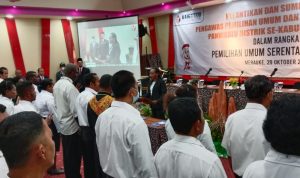 Ketua Bawaslu Merauke, Oktovina Amtop sedang mepantik pengawas distrik – Surya Papua/Yulianus Bwariat