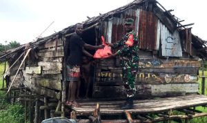 Bantuan sembako yang diserahkan Babinsa kepada keluarga Mama Elina Senggo – Surya Papua/IST