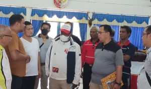 Bupati Merauke, Romanus Mbaraka saat di VIP Bandara Mopah dengan didampingi sejumlah pejabat – Surya Papua/Frans Kobun