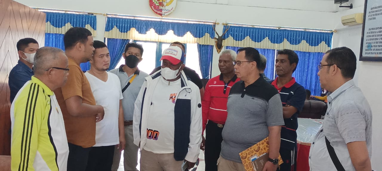 Bupati Merauke, Romanus Mbaraka saat di VIP Bandara Mopah dengan didampingi sejumlah pejabat – Surya Papua/Frans Kobun