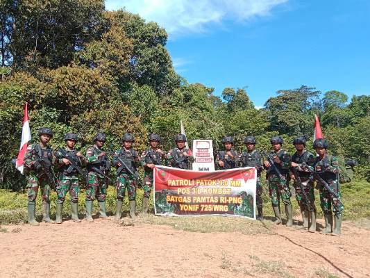 Foto bersama prajurit Satgas-Pamtas usai melakukan pemantauan patok perbatasan RI-PNG – Surya Papua/IST