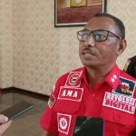 Kepala Kantor Wilayah Kementerian Hukum dan HAM Papua, Anthonius M Ayorbaba sedang diwawancarai – Surya Papua/Yulianus Bwariat