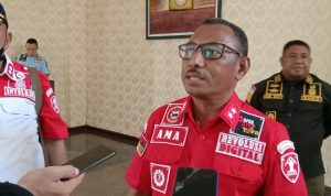 Kepala Kantor Wilayah Kementerian Hukum dan HAM Papua, Anthonius M Ayorbaba sedang diwawancarai – Surya Papua/Yulianus Bwariat