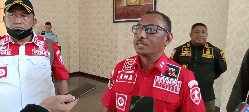 Kepala Kantor Wilayah Kementerian Hukum dan HAM Papua, Anthonius M Ayorbaba sedang diwawancarai – Surya Papua/Yulianus Bwariat