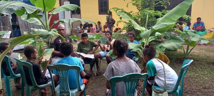 Anak-anak sedang mengikuti kegiatan belajar mengajar dibawah pohon pisang – Surya Papua/IST