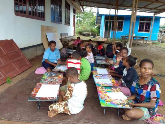 Fasilitas seadanya berupa meja yang disiapkan untuk anak anak Papua belajar – Surya Papua/IST