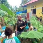Pendiri Bevak Pintar Merauke, Yohanes Kedang, MTB bersama anak-anak – Surya Papua/IST