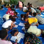 Anak anak Papua di atas terpal sedang belajar menulis dan membaca – Surya Papua/IST