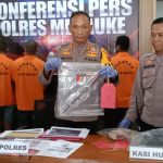 Kapolres Merauke, AKBP Sandi Sultan menunjuk barang bukti pisau yang digunakan pelaku menikam sang kekasih – Surya Papua/Yulianus Bwariat