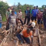 Masyarakat dari beberapa kampung di dua distrik sedang swadaya melakukan perbaikan badan jalan rusak – Surya Papua/IST