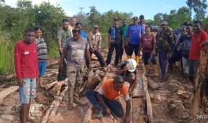 Masyarakat dari beberapa kampung di dua distrik sedang swadaya melakukan perbaikan badan jalan rusak – Surya Papua/IST