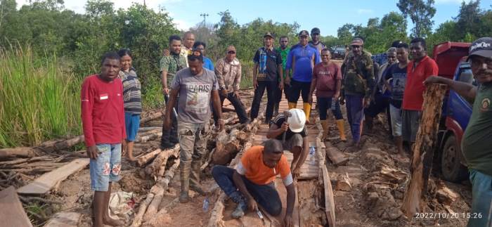 Masyarakat dari beberapa kampung di dua distrik sedang swadaya melakukan perbaikan badan jalan rusak – Surya Papua/IST