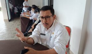 Sekda Merauke, Ruslan Ramli saat memberikan keterangan pers kepada sejumlah wartawan – Surya Papua/Yulianus Bwariat