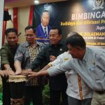Anggota Komisi IV DPR RI, Sulaeman Hamzah bersama sejumlah pejabat lain memukul tifa pertanda bimtek dibuka – Surya Papua/Yulianus Bwariat