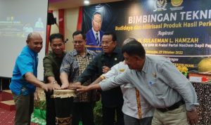 Anggota Komisi IV DPR RI, Sulaeman Hamzah bersama sejumlah pejabat lain memukul tifa pertanda bimtek dibuka – Surya Papua/Yulianus Bwariat
