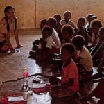Fransiska Dosi, guru SDI Kumbis yang duduk melantai sambil mengajar – Surya Papua/IST