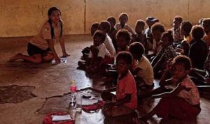 Fransiska Dosi, guru SDI Kumbis yang duduk melantai sambil mengajar – Surya Papua/IST