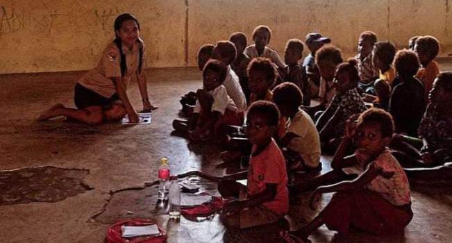 Fransiska Dosi, guru SDI Kumbis yang duduk melantai sambil mengajar – Surya Papua/IST