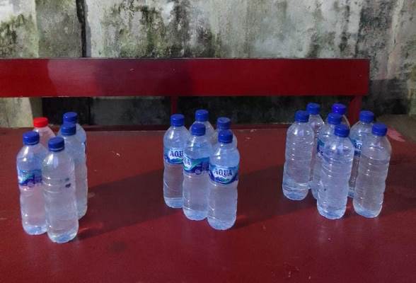 Sopi dalam kemasan botol vit yang diamankan Satnarkoba Polres Merauke – Surya Papua/IST