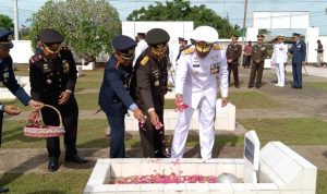 Upacara tabur bunga yang berlangsung tadi pagi di TMP- Surya Papua/Yulianus Bwariat