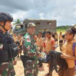 Bantuan seragam dan tas yang diberikan kepada anak didik di SDN Persiapan Kampung Naga, Distrik Jair, Kabupaten Boven Digoel – Surya Papua/IST