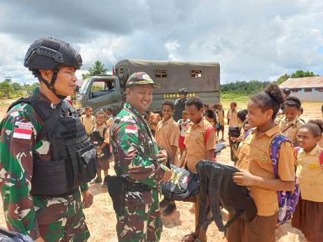 Bantuan seragam dan tas yang diberikan kepada anak didik di SDN Persiapan Kampung Naga, Distrik Jair, Kabupaten Boven Digoel – Surya Papua/IST