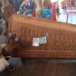 Salah satu pengukir dari Kampung Atsy, Markus sedang menunjuk hasil ukirannya – Surya Papua/Yulianus Bwariat