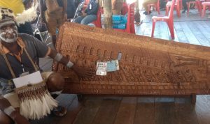 Salah satu pengukir dari Kampung Atsy, Markus sedang menunjuk hasil ukirannya – Surya Papua/Yulianus Bwariat
