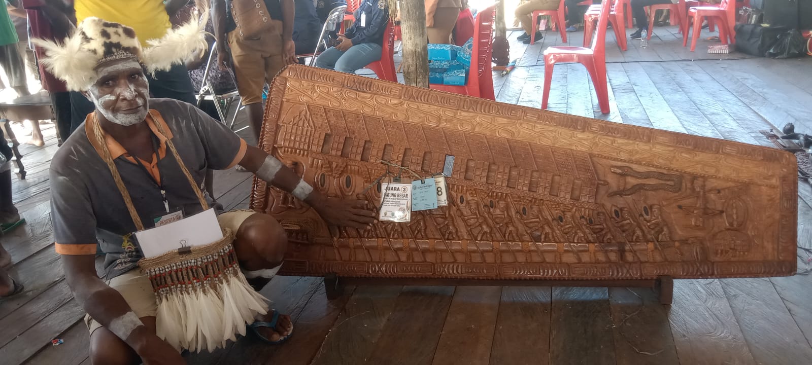 Salah satu pengukir dari Kampung Atsy, Markus sedang menunjuk hasil ukirannya – Surya Papua/Yulianus Bwariat