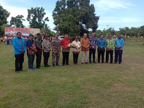 Foto bersama Asisten II Setda Merauke bersama sejumlah pejabat termasuk Ketua DPD II KNPI Merauke, Simon Petrus Balagaize – Surya Papua/IST