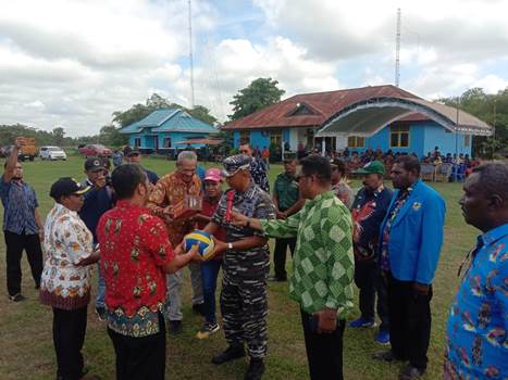 Penyerahan bantuan alat olahraga kepada perwakilan pemuda – Surya Papua/IST