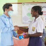 Salah seorang siswa sedang menerima hadiah dari Mr. Park Jibae selaku General Manager Humas PPA MGT – Surya Papua/IST