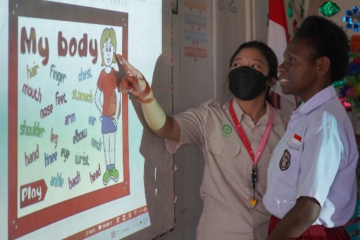 Salah seorang murid SD sedang diberikan pemahanan melalui gambar – Surya Papua/IST