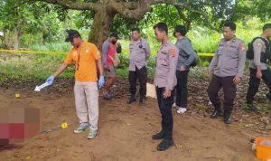Aparat kepolisian sedang melakukan pemeriksaan di lapangan saat korban ditemukan – Surya Papua/Yulianus Bwariat