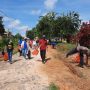 Karyawan TSE B sedang bersama masyarakat melakukan bakti social di Kampung Ujung Kia – Surya Papua/IST