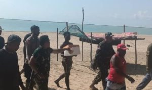 Bupati Merauke, Romanus Mbaraka saat tiba di Pulau Habe dua hari lalu – Surya Papua/ Frans Kobun