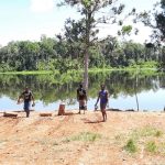 Masyarakat Kampung Guizz bersama pihak perusahan sedang melakukan pembersihan lingkungan – Surya Papua/IST
