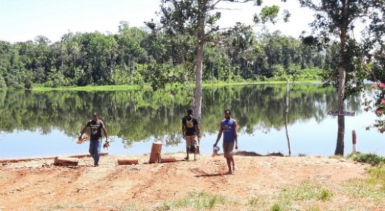 Masyarakat Kampung Guizz bersama pihak perusahan sedang melakukan pembersihan lingkungan – Surya Papua/IST