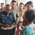 Bupati Merauke, Romanus Mbaraka sedang melayani salah seorang warga usai membuka bimtek – Surya Papua/Frans Kobun