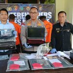 Kapolres Merauke, AKBP Andi Sultan didampingi Kasatreskrim dan Kasi Humas Polres menunjuk barang bukti laptop hasil curian – Surya Papua/Yulianus Bwariat