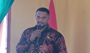 Lurah Mandala, Frien’s Bernard Kramayir sedang memberikan sambutan – Surya Papua/Frans Kobun