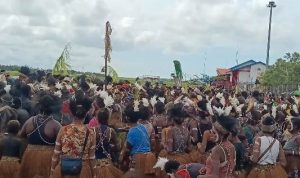 Ribuan masyarakat di Bandara Mopah dan sekitarnya saat penjemputan Penjabat Gubernur Papua Selatan, Apolo Safanpo – Surya Papua/Frans Kobun