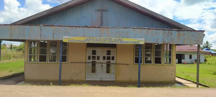 Gereja Katolik Santo Yakobus SP-7, Kampung Hidup Baru, Distrik Tanah Miring, Kabupaten Merauke yang dipalang pemilik ulayat – Surya Papua/IST