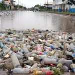Sampah-sampah yang berserakan di pinggir drainase usai hujan lebat tadi siang – Surya Papua/Frans Kobun